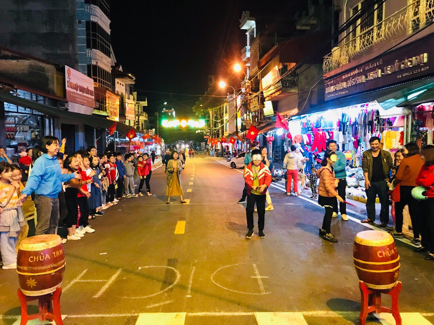 Pháo hoa rực sáng bầu trời, Việt Nam bước sang năm mới 2021 ảnh 77