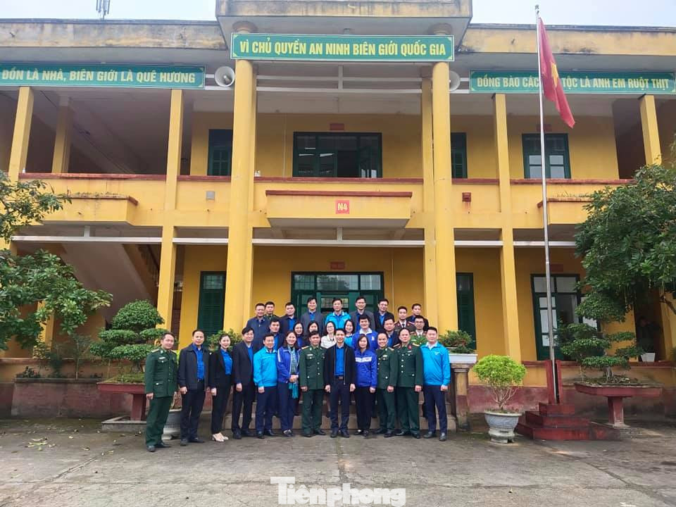 T.Ư Đoàn thăm, tặng quà chiến sỹ biên phòng Cao Bằng ảnh 1