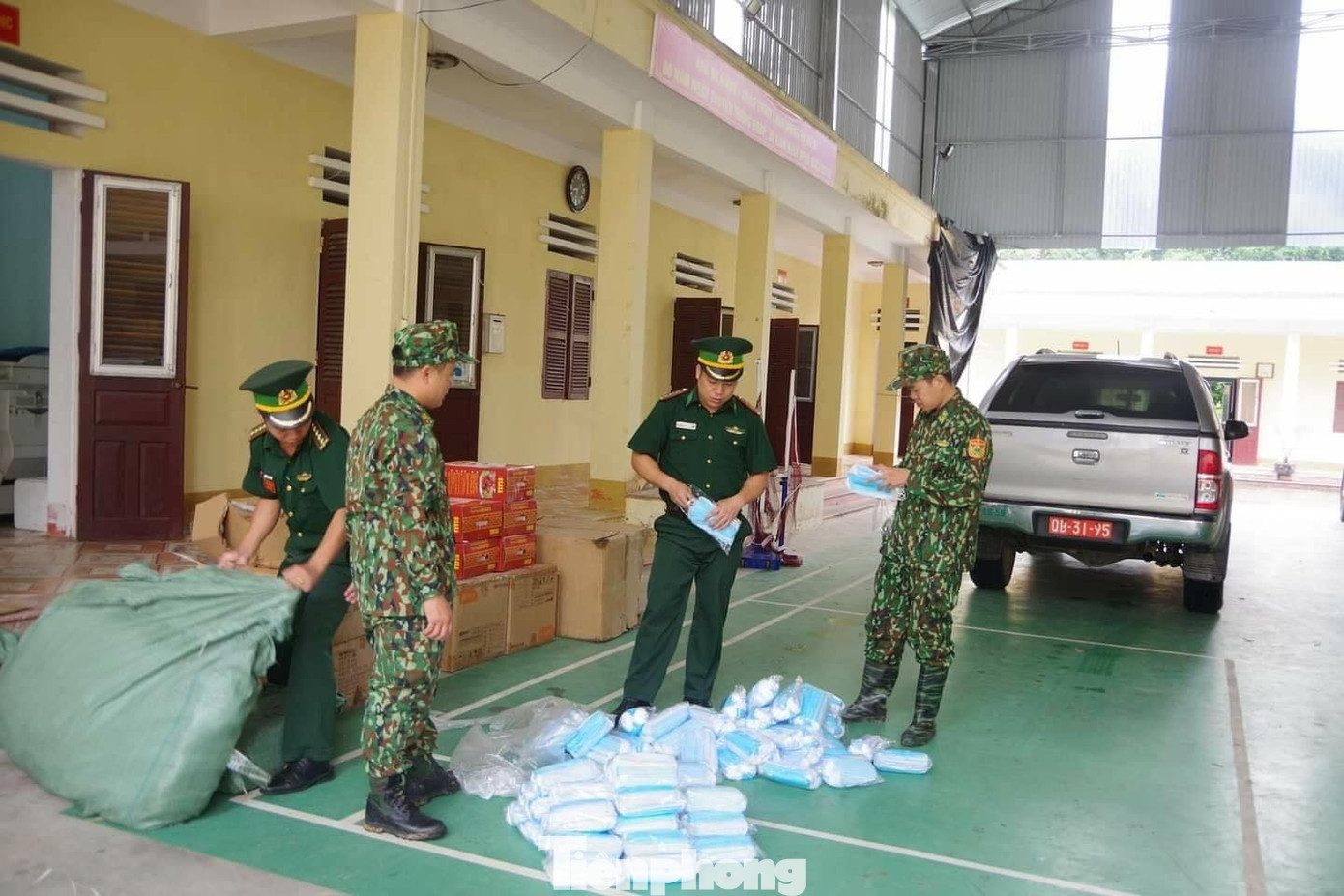 Thu giữ trên 13.000 khẩu trang nhập lậu từ Trung Quốc ảnh 1