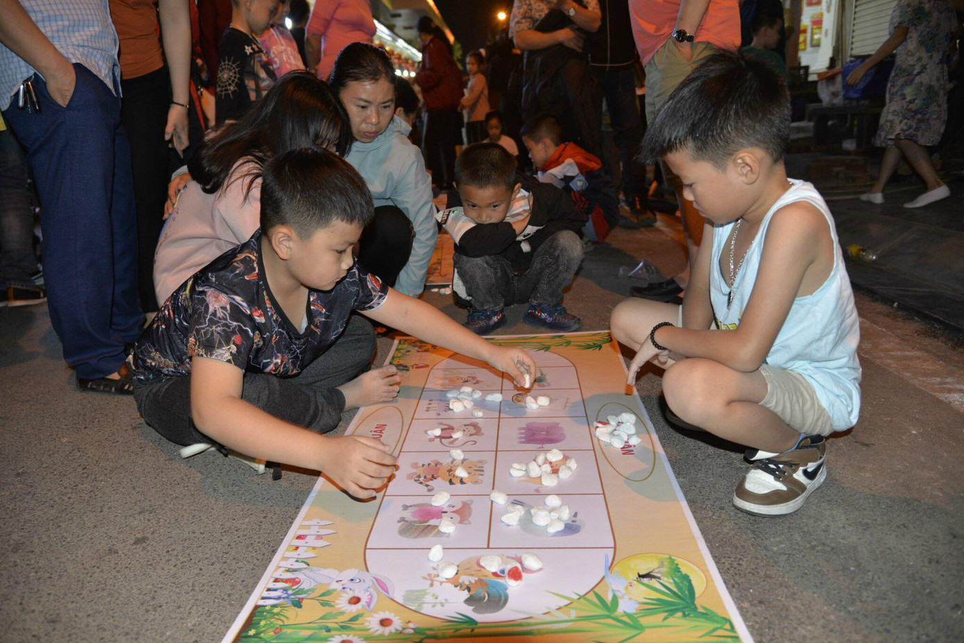 Pháo hoa rực sáng bầu trời, Việt Nam bước sang năm mới 2021 ảnh 76