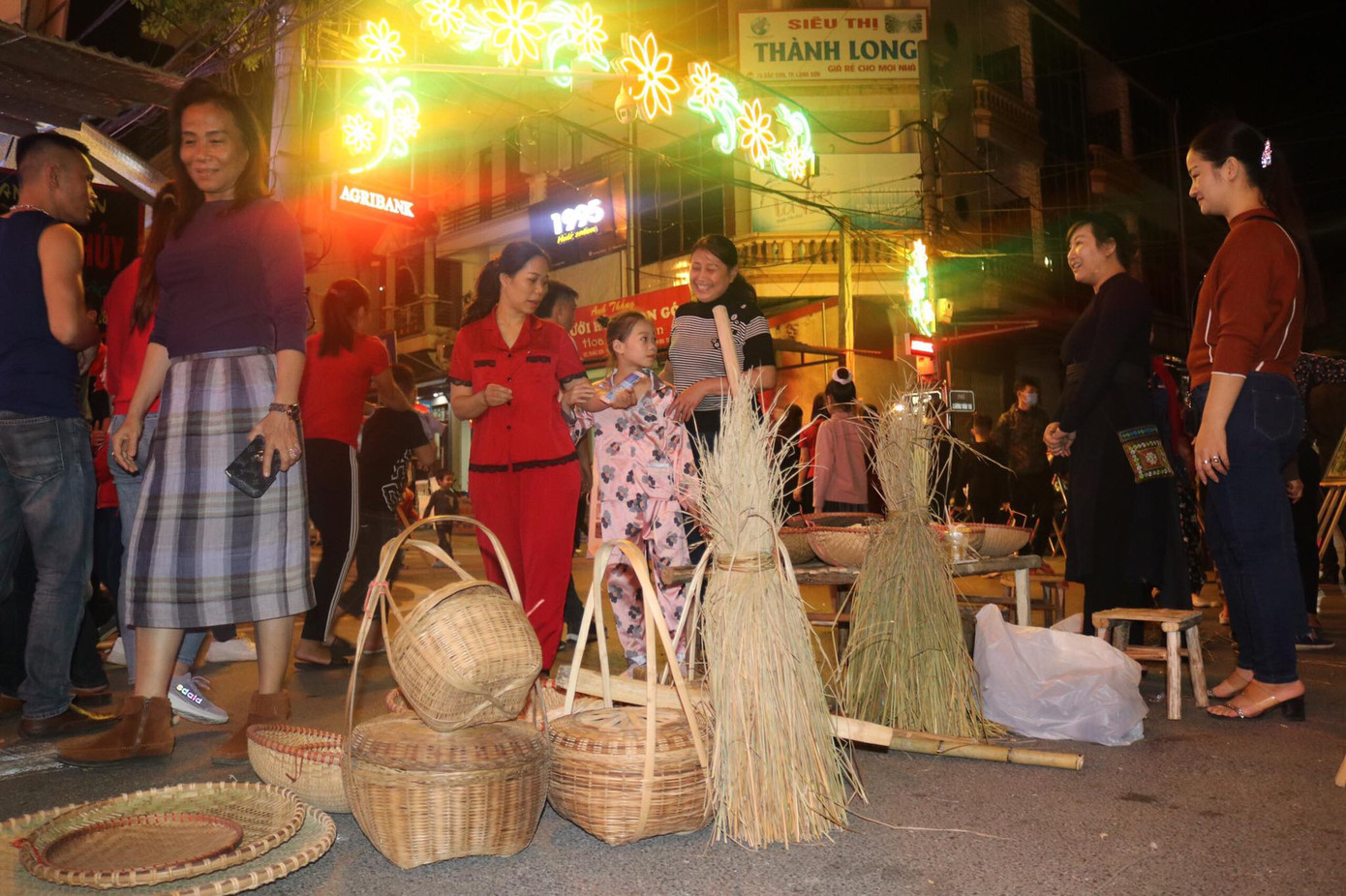 Pháo hoa rực sáng bầu trời, Việt Nam bước sang năm mới 2021 ảnh 84