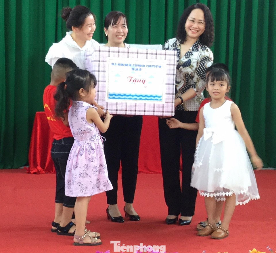 Bí thư Tỉnh ủy Lạng Sơn tặng quà cho trẻ nghèo, khuyết tật ảnh 1