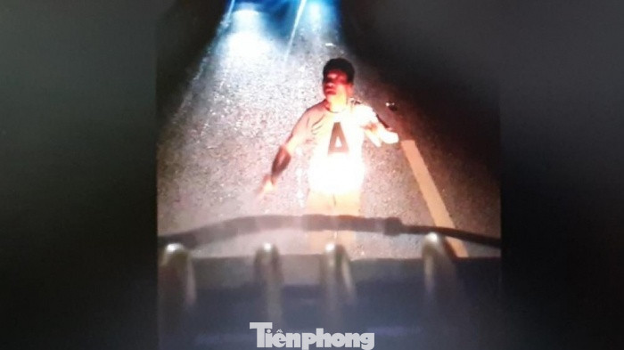 Vô cớ mang dao quắm chặn ô tô trên quốc lộ 1A hù dọa, vòi tiền ảnh 1