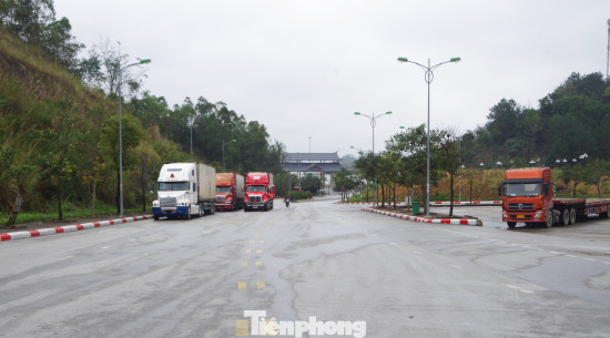 Hơn 200 ô tô chở hoa quả ùn ứ ở cửa khẩu Lạng Sơn vì dịch corona ảnh 2