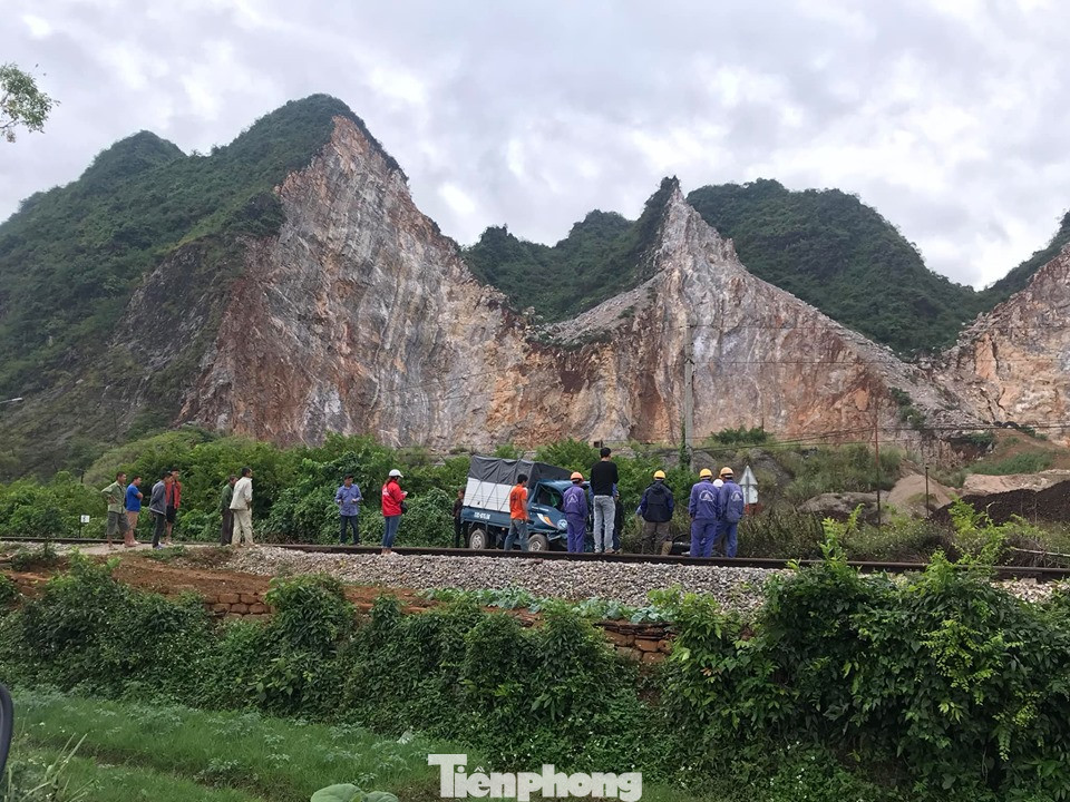 Lạng Sơn: Tông vào tầu hoả, tài xế ô tô thoát chết trong gang tấc ảnh 2
