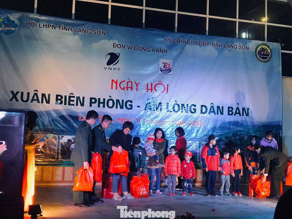 'Xuân Biên phòng- ấm lòng dân bản' ở biên cương Lạng Sơn ảnh 1