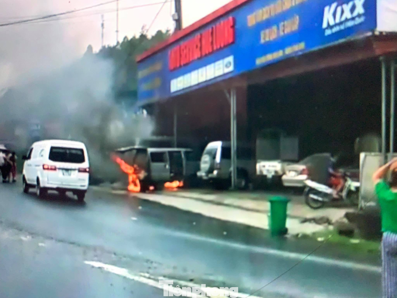  Kinh hoàng xe ô tô trong xưởng sửa chữa bỗng bốc cháy dữ dội ảnh 1