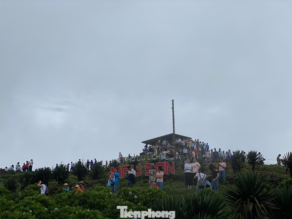 Chen chân trẩy hội Mẫu Sơn ảnh 1