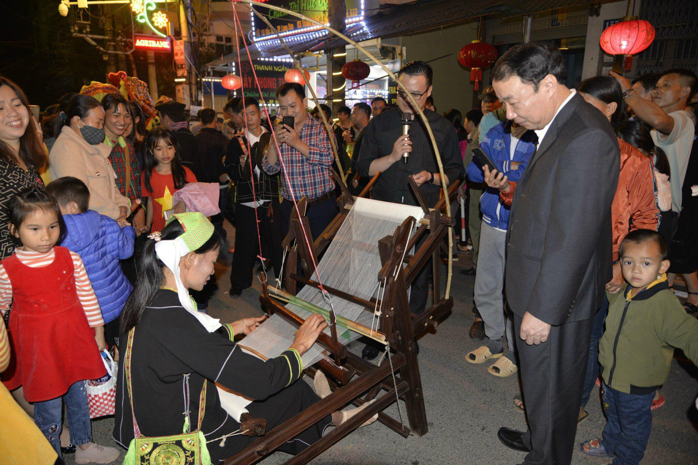 Pháo hoa rực sáng bầu trời, Việt Nam bước sang năm mới 2021 ảnh 74