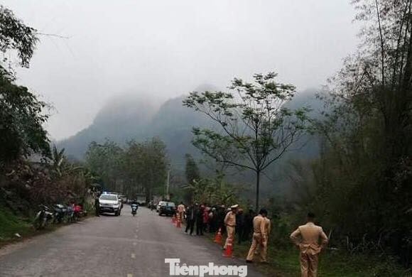 Hoảng hốt phát hiện nữ lái xe tử vong trong ô tô chìm dưới suối ảnh 1