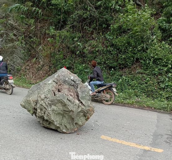 Đá lở rơi xuống đường, hai người thoát chết trong gang tấc ảnh 1