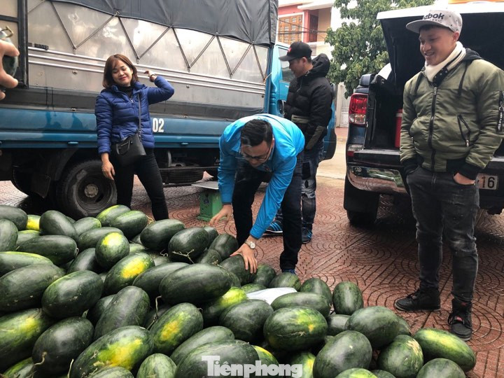 Tuổi trẻ Lạng Sơn 'giải cứu' dưa hấu cho nông dân miền Trung ảnh 1
