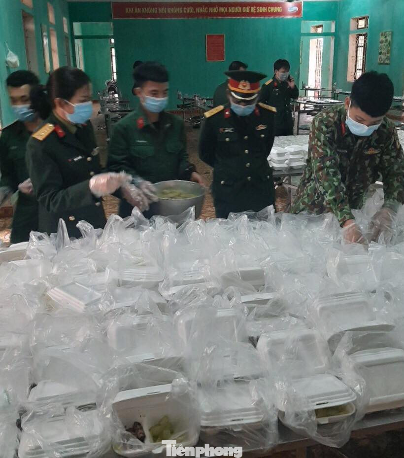 Cảm phục bộ đội Lạng Sơn nấu cơm cho người dân bị cách ly phòng dịch ảnh 3