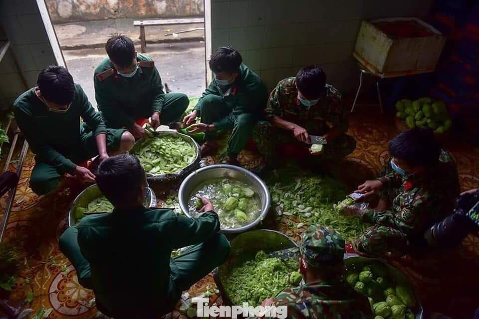 Cảm phục bộ đội Lạng Sơn nấu cơm cho người dân bị cách ly phòng dịch ảnh 1