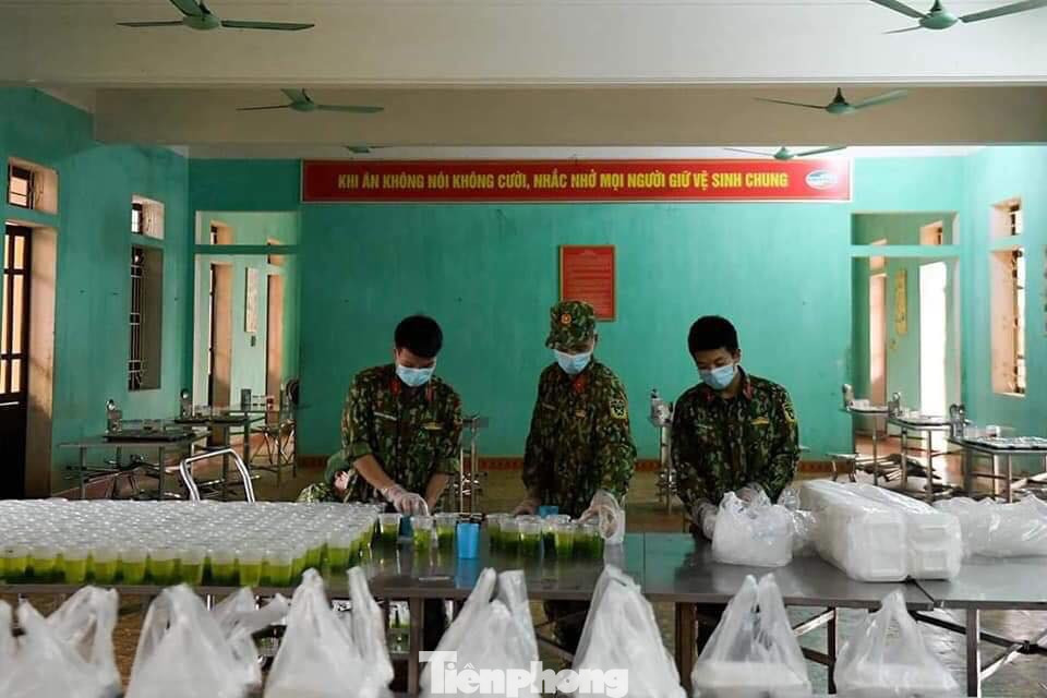 Cảm phục bộ đội Lạng Sơn nấu cơm cho người dân bị cách ly phòng dịch ảnh 2
