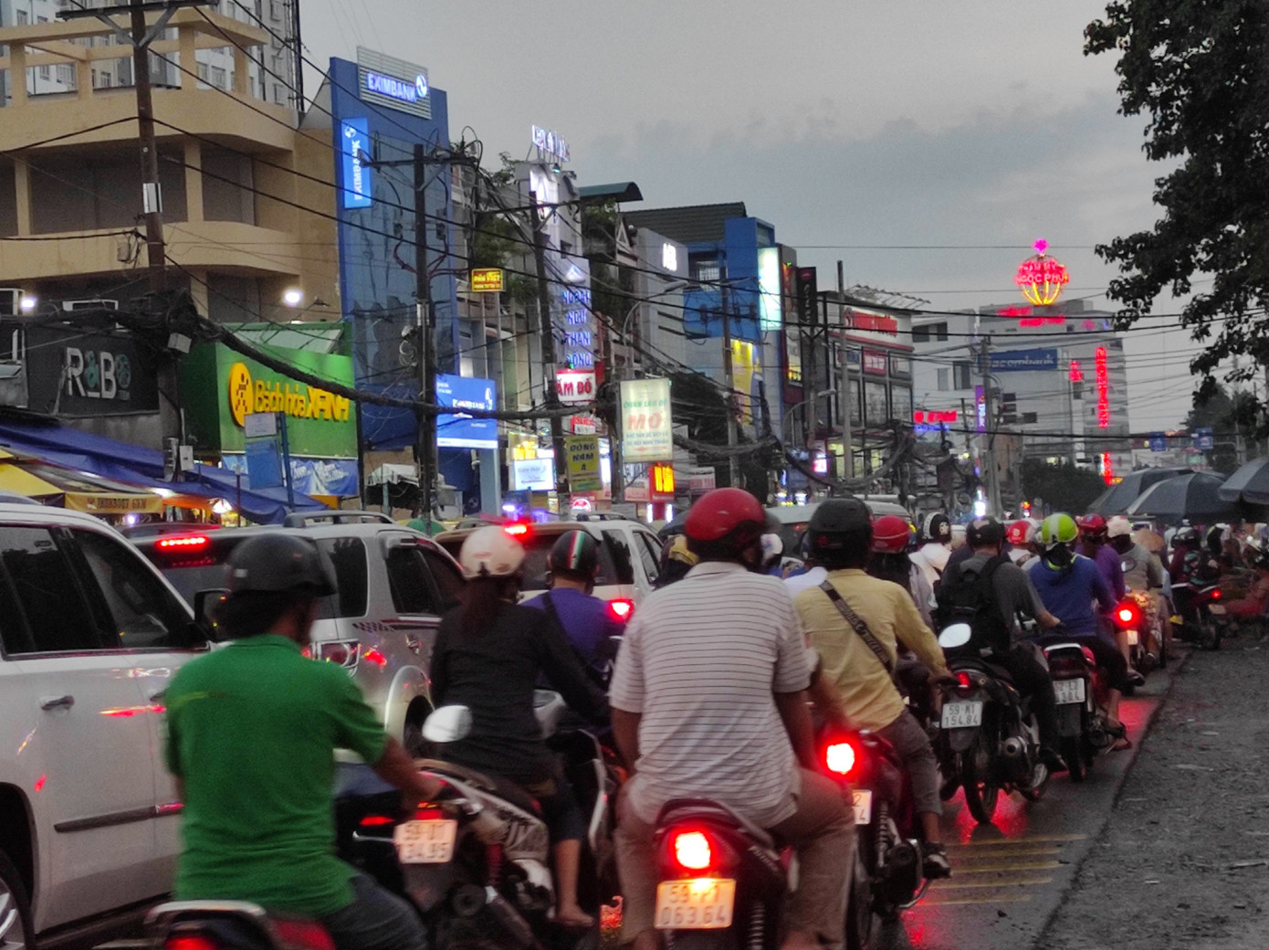 Đường phố cửa ngõ phía Tây TPHCM lại biến thành... 'sông' ảnh 3