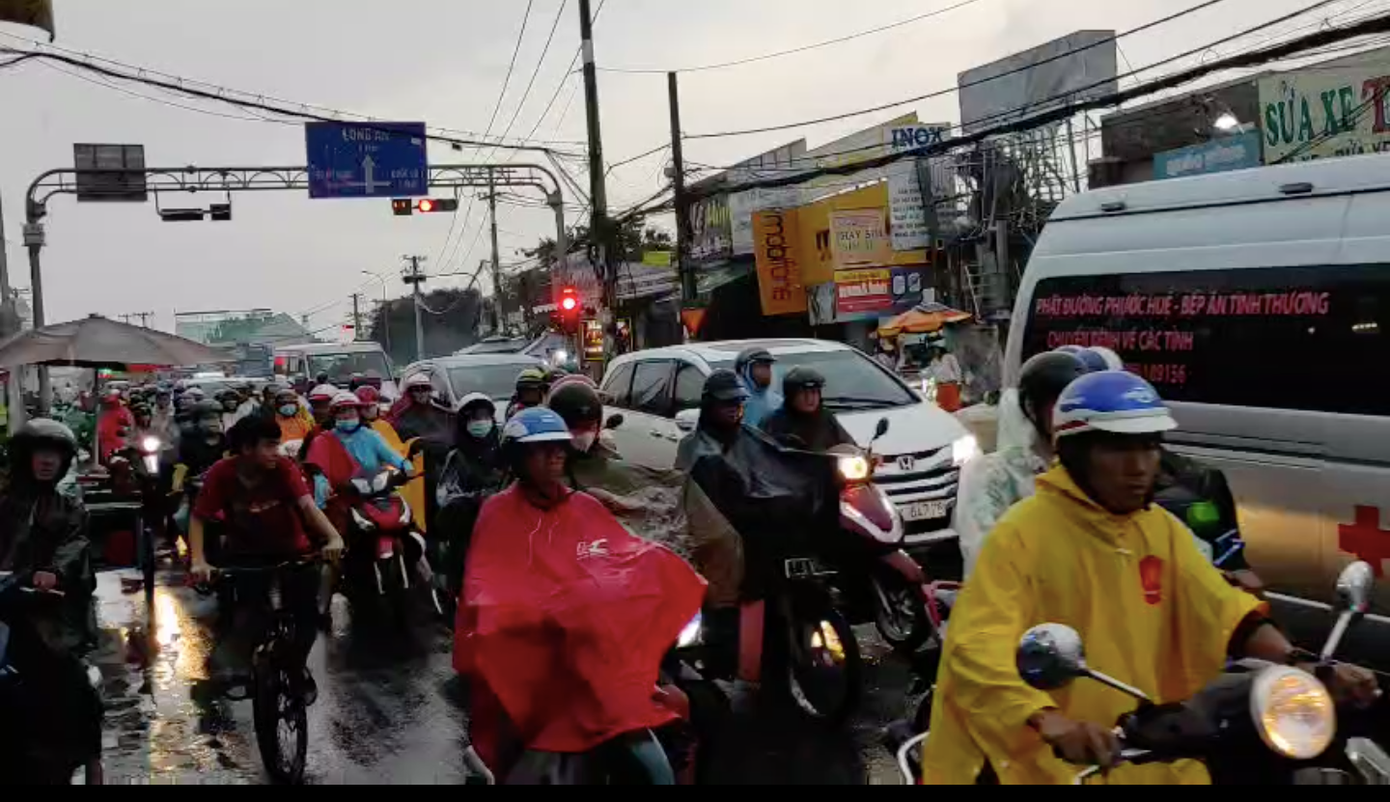 Đường phố cửa ngõ phía Tây TPHCM lại biến thành... 'sông' ảnh 6