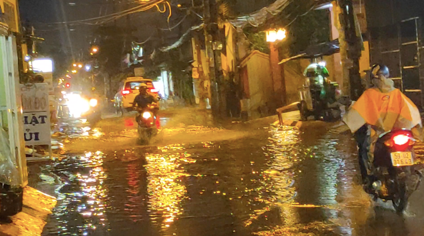 Đường phố cửa ngõ phía Tây TPHCM lại biến thành... 'sông' ảnh 5