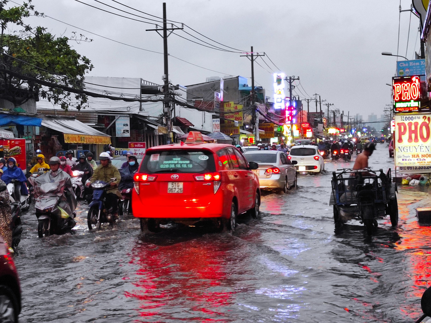 Đường phố cửa ngõ phía Tây TPHCM lại biến thành... 'sông' ảnh 4
