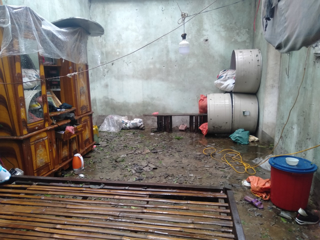 Giông lốc, mưa đá cuốn bay 11 lều bạt phòng chống COVID -19 ở biên giới ảnh 13