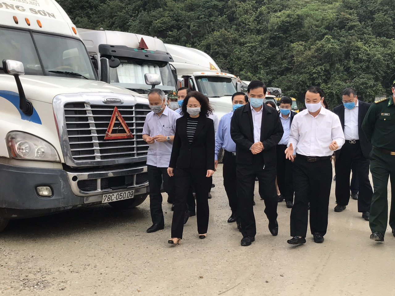 Mở đường dây nóng với Trung Quốc để xử lý nông sản ùn ứ ảnh 1