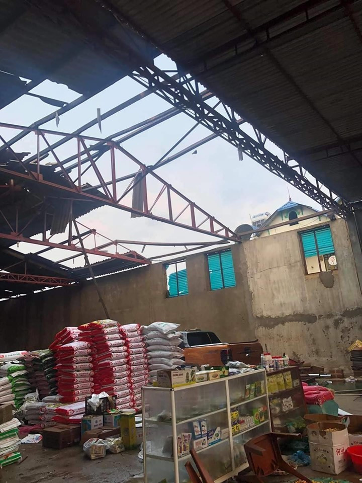 Hàng trăm nhà ở Mộc Châu, Sơn La tả tơi vì mưa đá, dông lốc ảnh 1