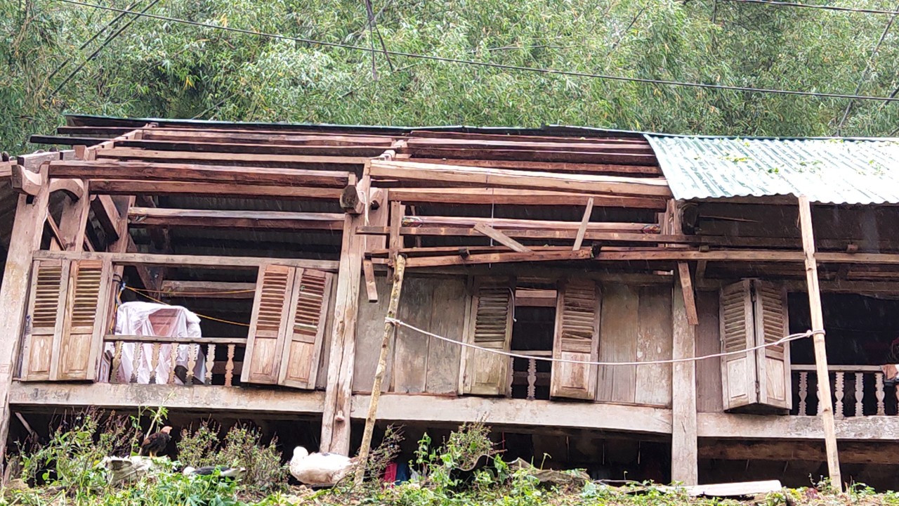 Giông lốc, mưa đá cuốn bay 11 lều bạt phòng chống COVID -19 ở biên giới ảnh 14