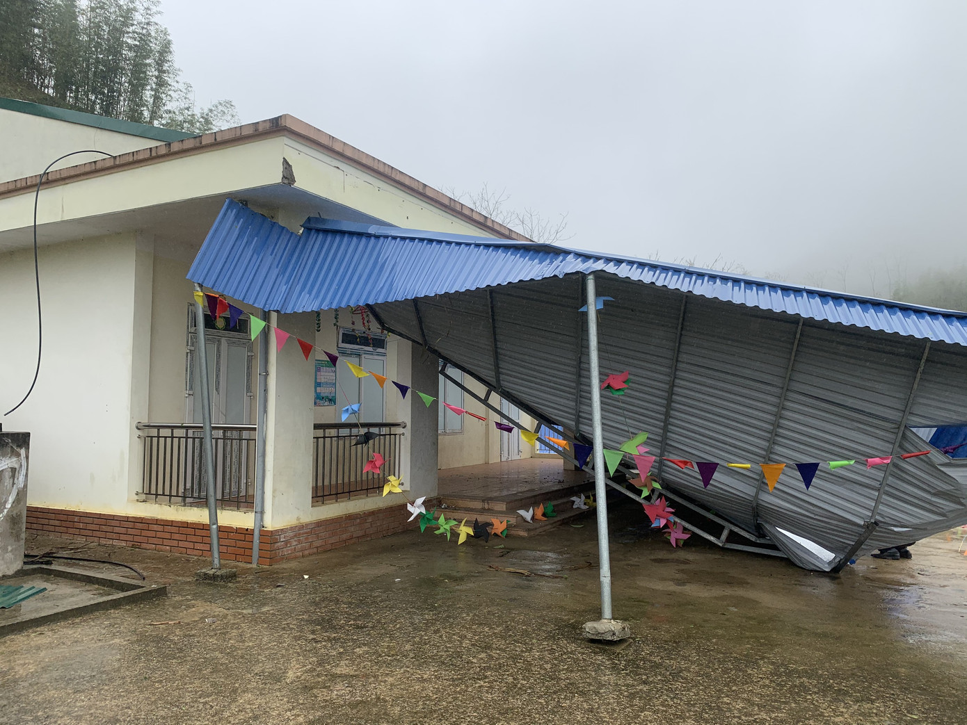 Giông lốc, mưa đá cuốn bay 11 lều bạt phòng chống COVID -19 ở biên giới ảnh 12