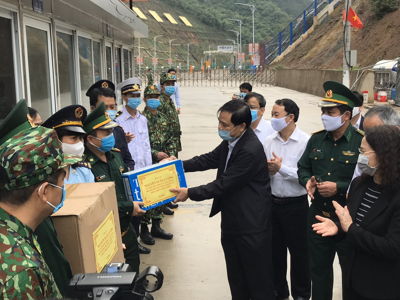 Mở đường dây nóng với Trung Quốc để xử lý nông sản ùn ứ ảnh 3