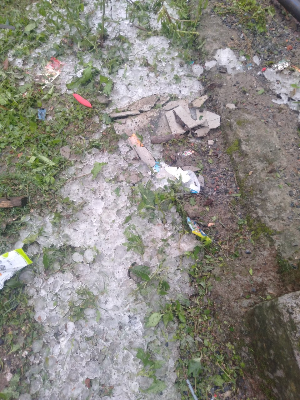 Giông lốc, mưa đá cuốn bay 11 lều bạt phòng chống COVID -19 ở biên giới ảnh 11