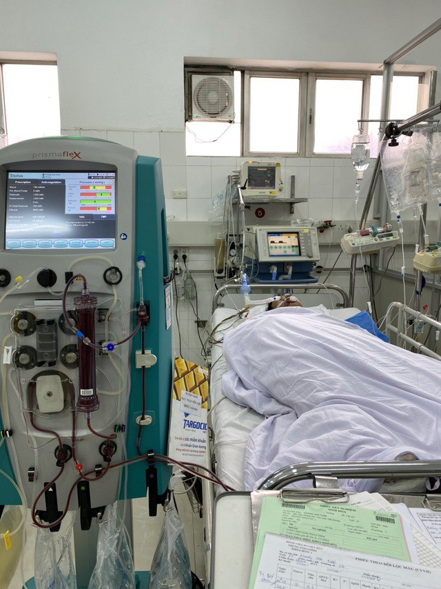 Hiện tình nguyện viên Hoàng Văn Tuấn đang điều trị tại bệnh viện Việt Đức (Hà Nội) Đoàn TN Báo Tiền phong trao tiền ủng hộ tình nguyện viên chống dịch gặp nạn ảnh 2