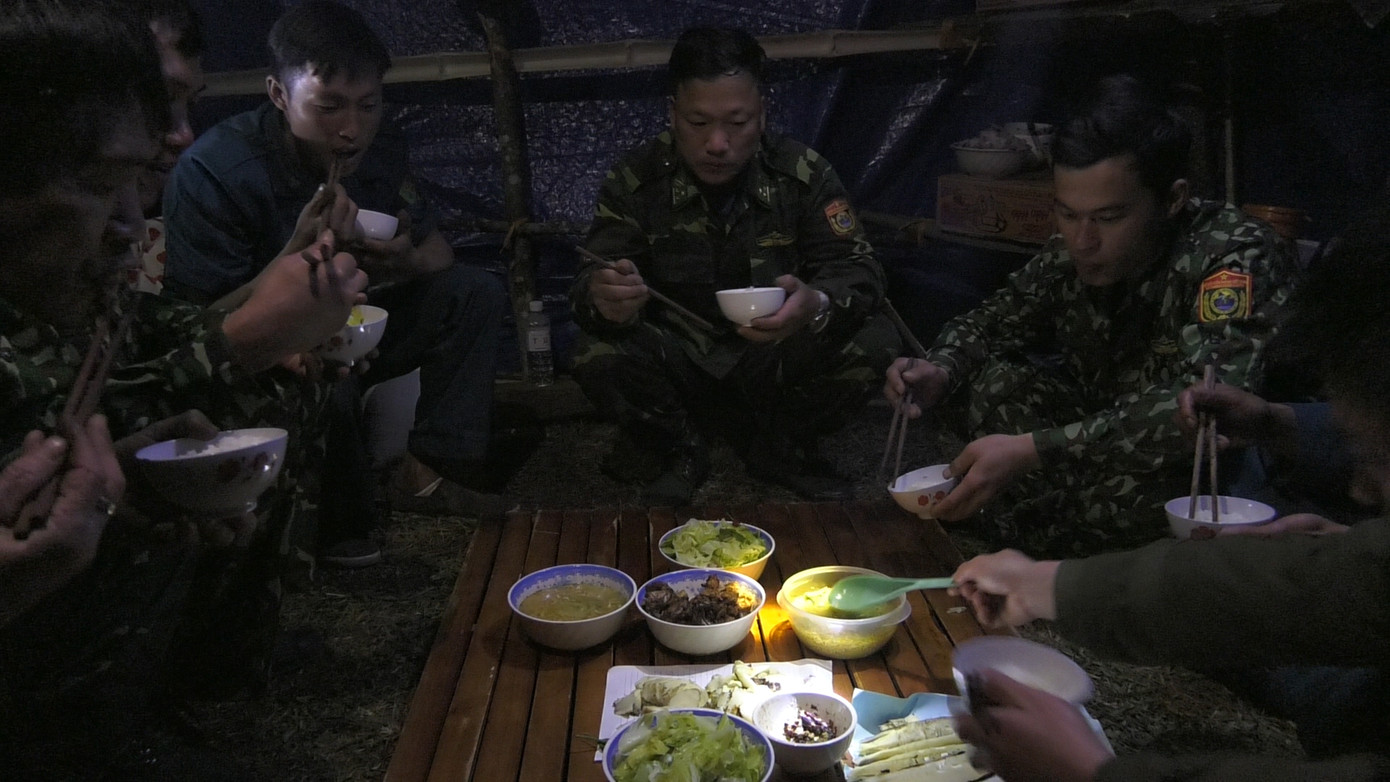 Người lính Biên phòng ngày đêm phòng dịch trong rừng biên giới ảnh 9