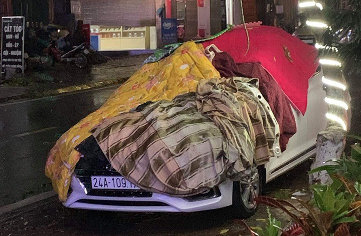 Dông lốc, mưa đá to như quả trứng gà làm hư hỏng nhiều nhà dân ở Lào Cai ảnh 3