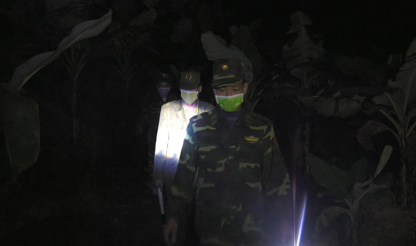Người lính Biên phòng ngày đêm phòng dịch trong rừng biên giới ảnh 1
