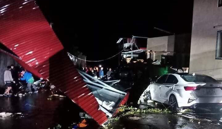 Mưa lốc kinh hoàng ở Yên Bái: Hàng loạt ôtô bị đè bẹp, trên 2.000 nhà tốc mái ảnh 5