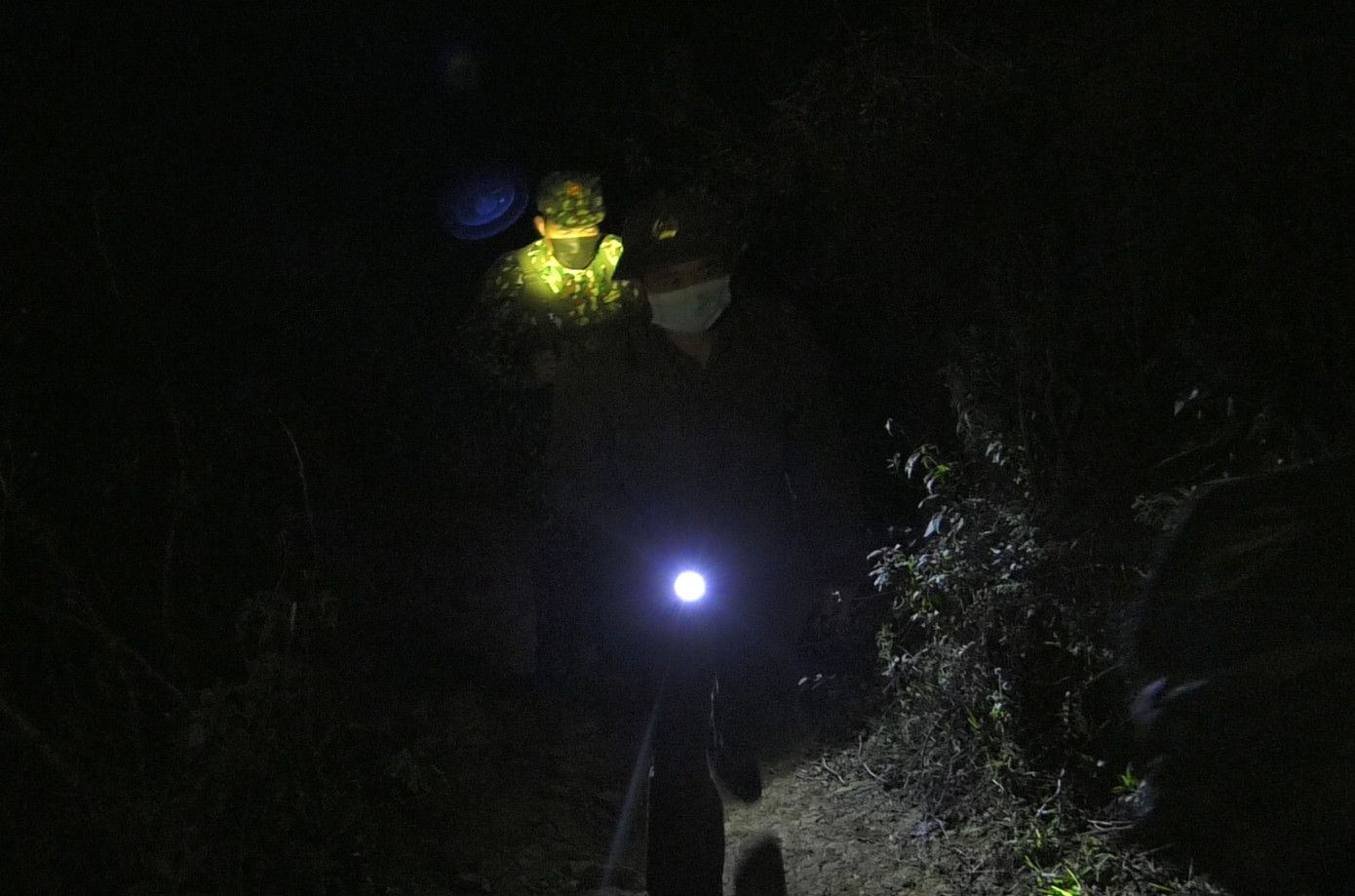 Người lính Biên phòng ngày đêm phòng dịch trong rừng biên giới ảnh 11