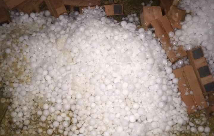 Dông lốc, mưa đá to như quả trứng gà làm hư hỏng nhiều nhà dân ở Lào Cai ảnh 2