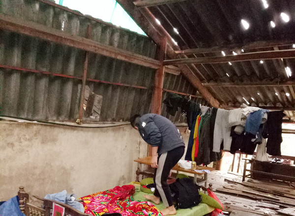 Dông lốc, mưa đá to như quả trứng gà làm hư hỏng nhiều nhà dân ở Lào Cai ảnh 4