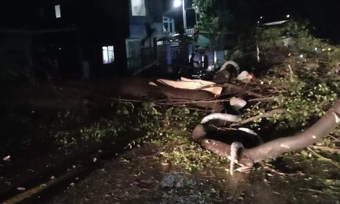 Mưa lốc kinh hoàng ở Yên Bái: Hàng loạt ôtô bị đè bẹp, trên 2.000 nhà tốc mái ảnh 4