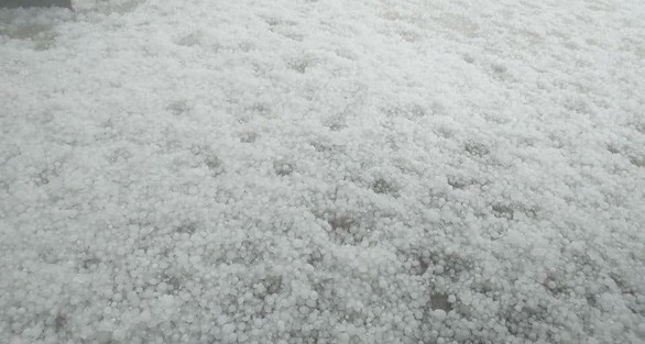 Mưa đá chưa từng có ở Lai Châu, khắp nơi phủ trắng như tuyết ảnh 1