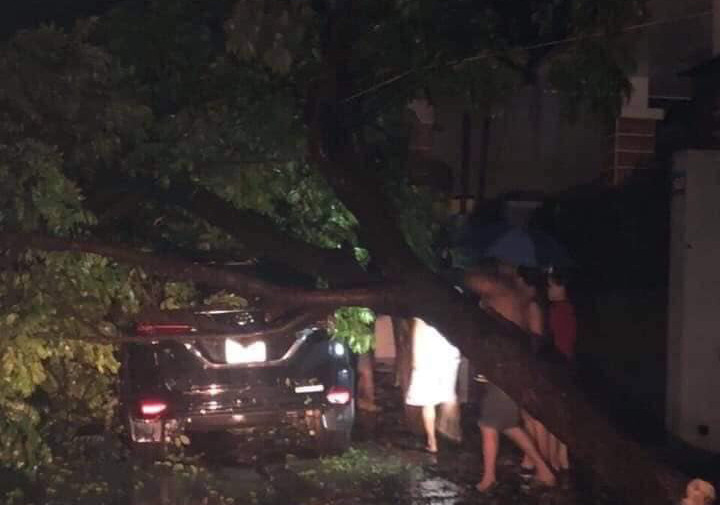 Mưa lốc kinh hoàng ở Yên Bái: Hàng loạt ôtô bị đè bẹp, trên 2.000 nhà tốc mái ảnh 3