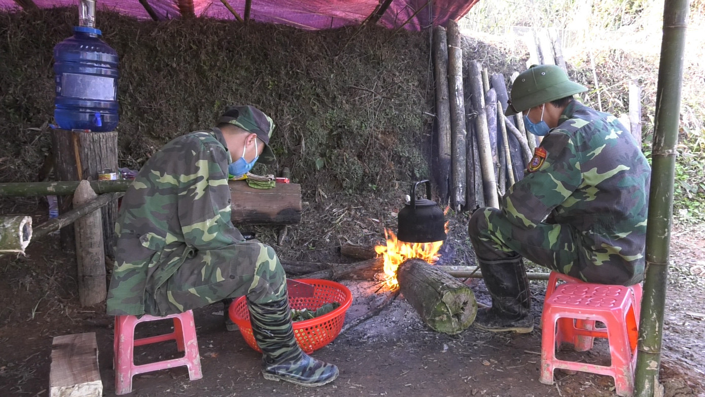 Người lính Biên phòng ngày đêm phòng dịch trong rừng biên giới ảnh 8