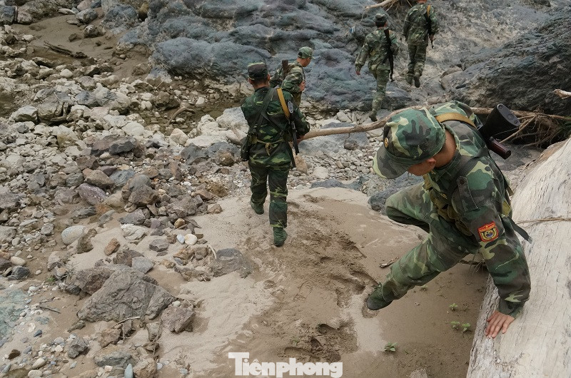 Cùng biên phòng Ka Lăng tuần tra nơi sông Đà chảy vào đất Việt ảnh 9