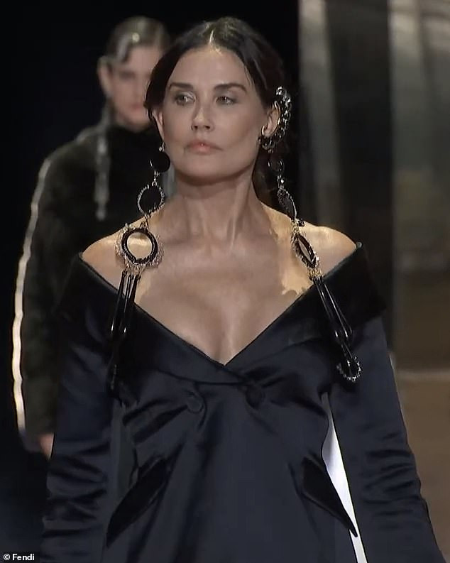 Minh tinh Demi Moore gợi cảm diễn thời trang, mặt khác lạ nghi phẫu thuật thẩm mỹ ảnh 4
