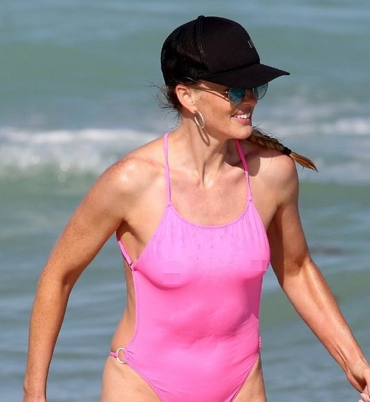 Mặc áo tắm yếm hở bạo, siêu mẫu xứ bạch dương gợi cảm hút mắt ở Miami ảnh 2