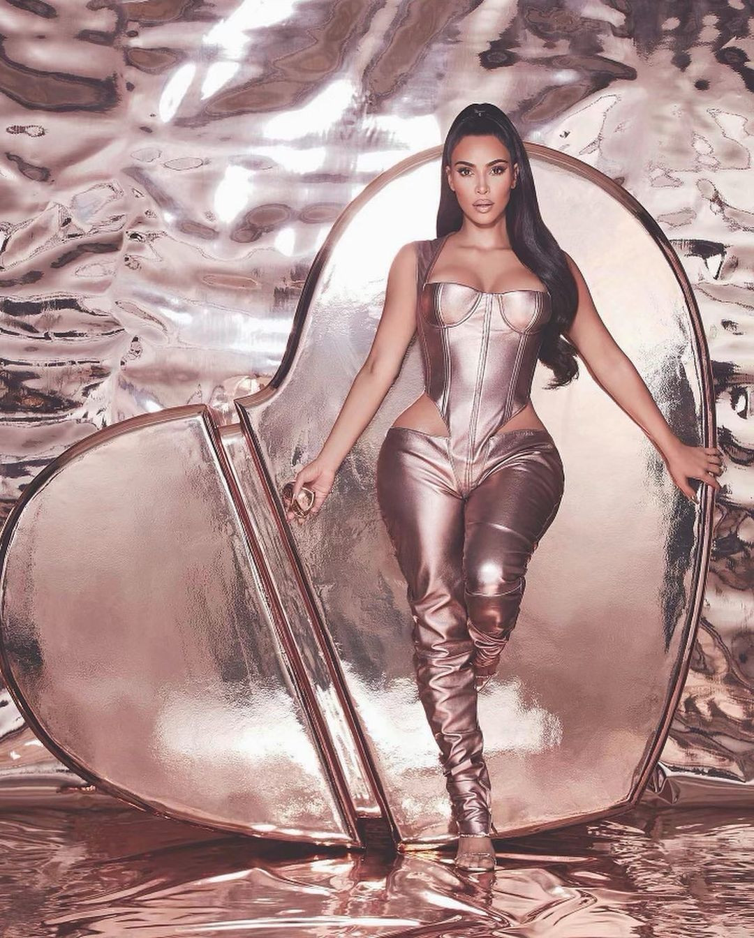 Kim Kardashian thả dáng 'đồng hồ cát' với bodysuit ánh kim ảnh 1