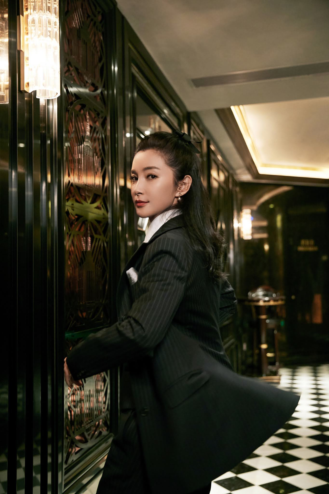 'Đả nữ' Lý Băng Băng mặc gợi cảm trẻ trung dù sắp 50 tuổi ảnh 20