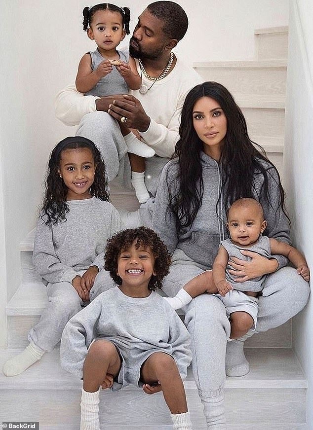 Kim Kardashian thả dáng 'đồng hồ cát' với bodysuit ánh kim ảnh 12