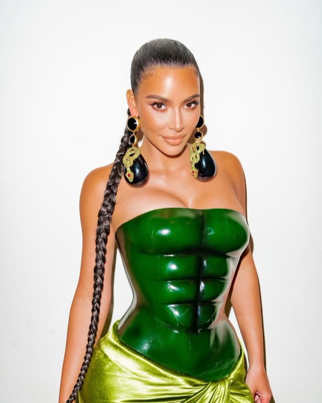 Kim Kardashian thả dáng 'đồng hồ cát' với bodysuit ánh kim ảnh 6