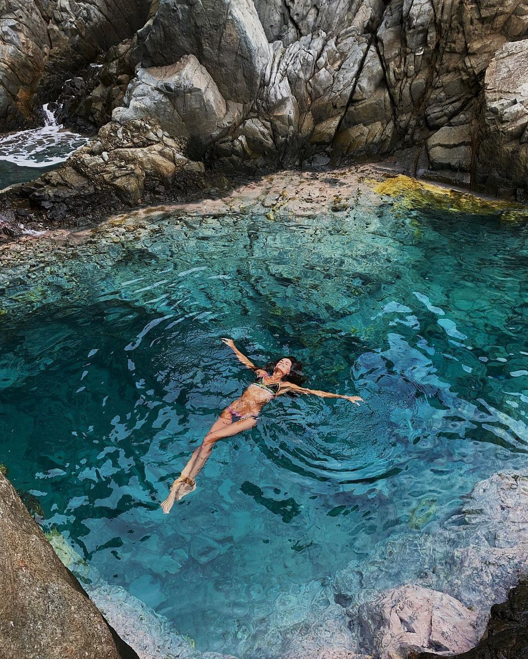 Siêu mẫu Izabel Goulart diện bikini tôn dáng 'rực lửa' ảnh 2